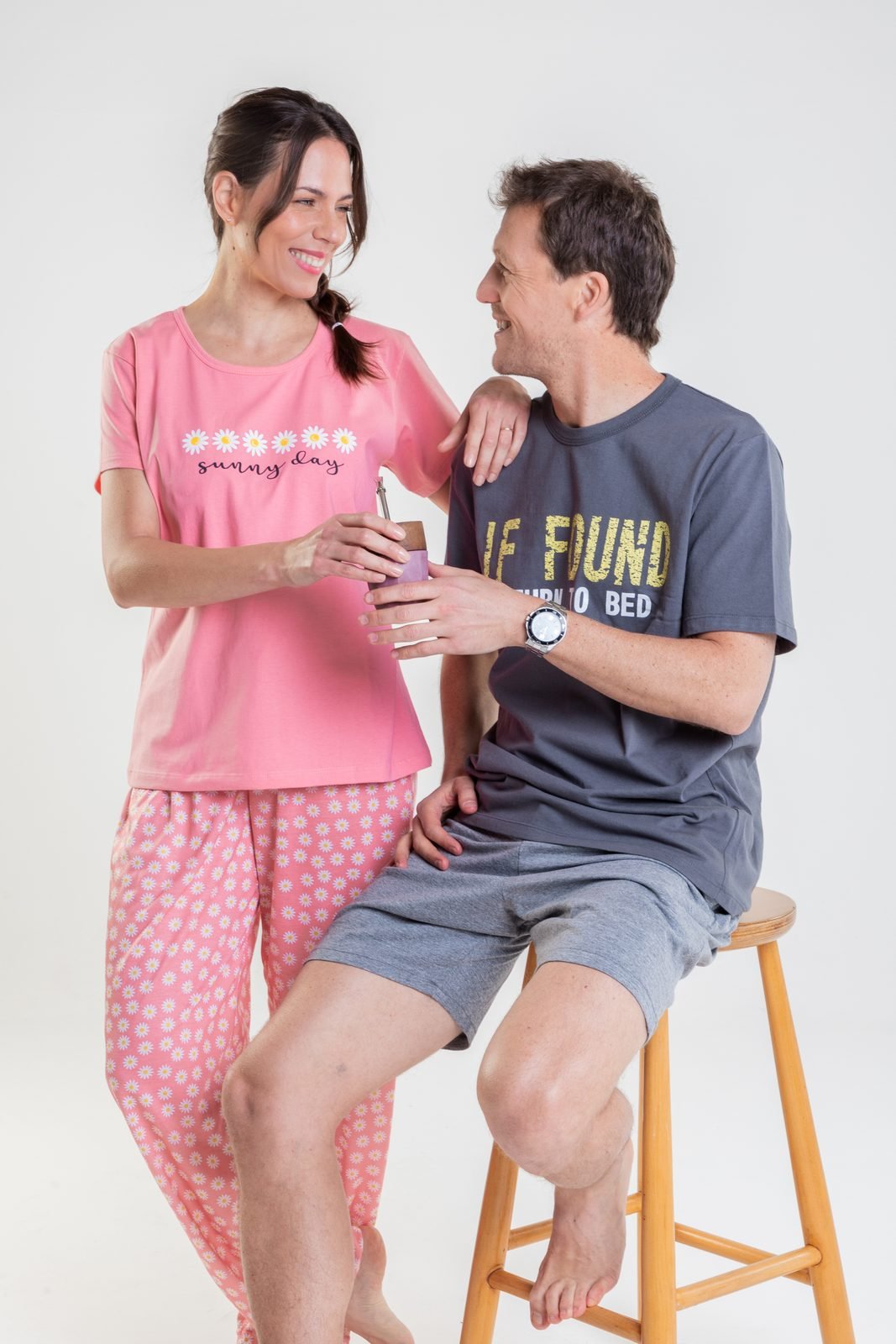 URB: pareja con ropa de entrecasa
